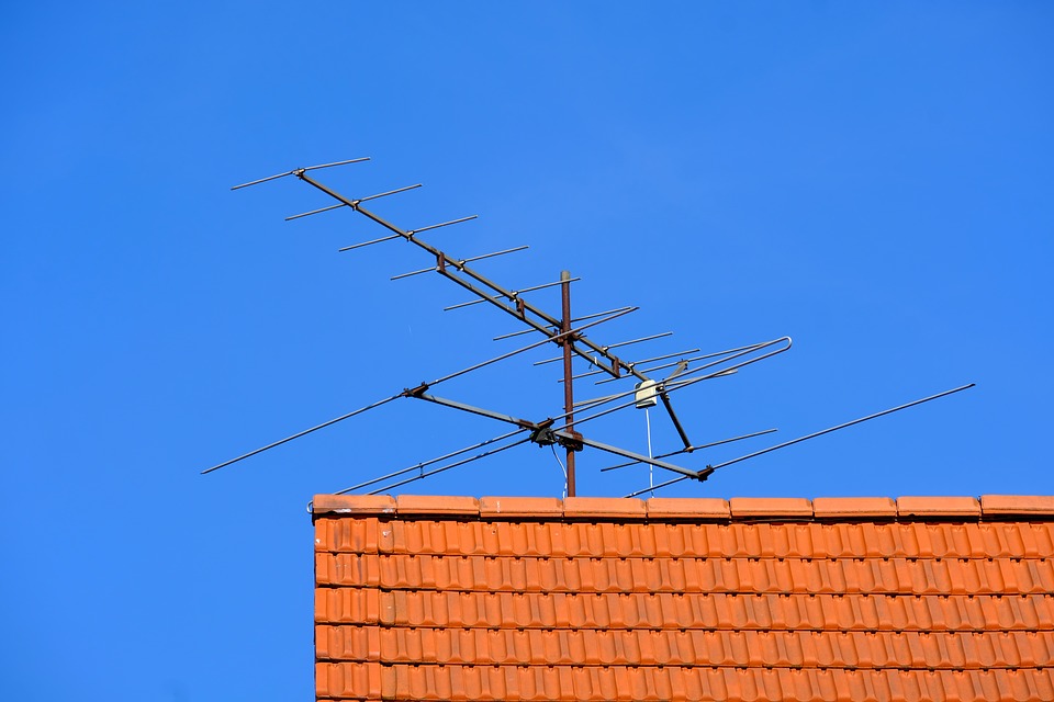 En la imagen se ve una entena de television como las que arreglamos en instalacionesyreparacioneszuar.com en la zona de Navalcarnero